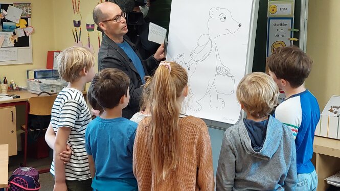 Autor und Illustrator Ingo Siegner mit Kindern