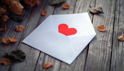 Foto: Geöffneter Briefumschlag aus dem ein Herz herausragt