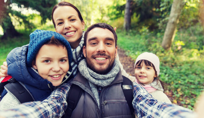Mutter, Vater, Sohn und Tochter machen ein Selfi von sich