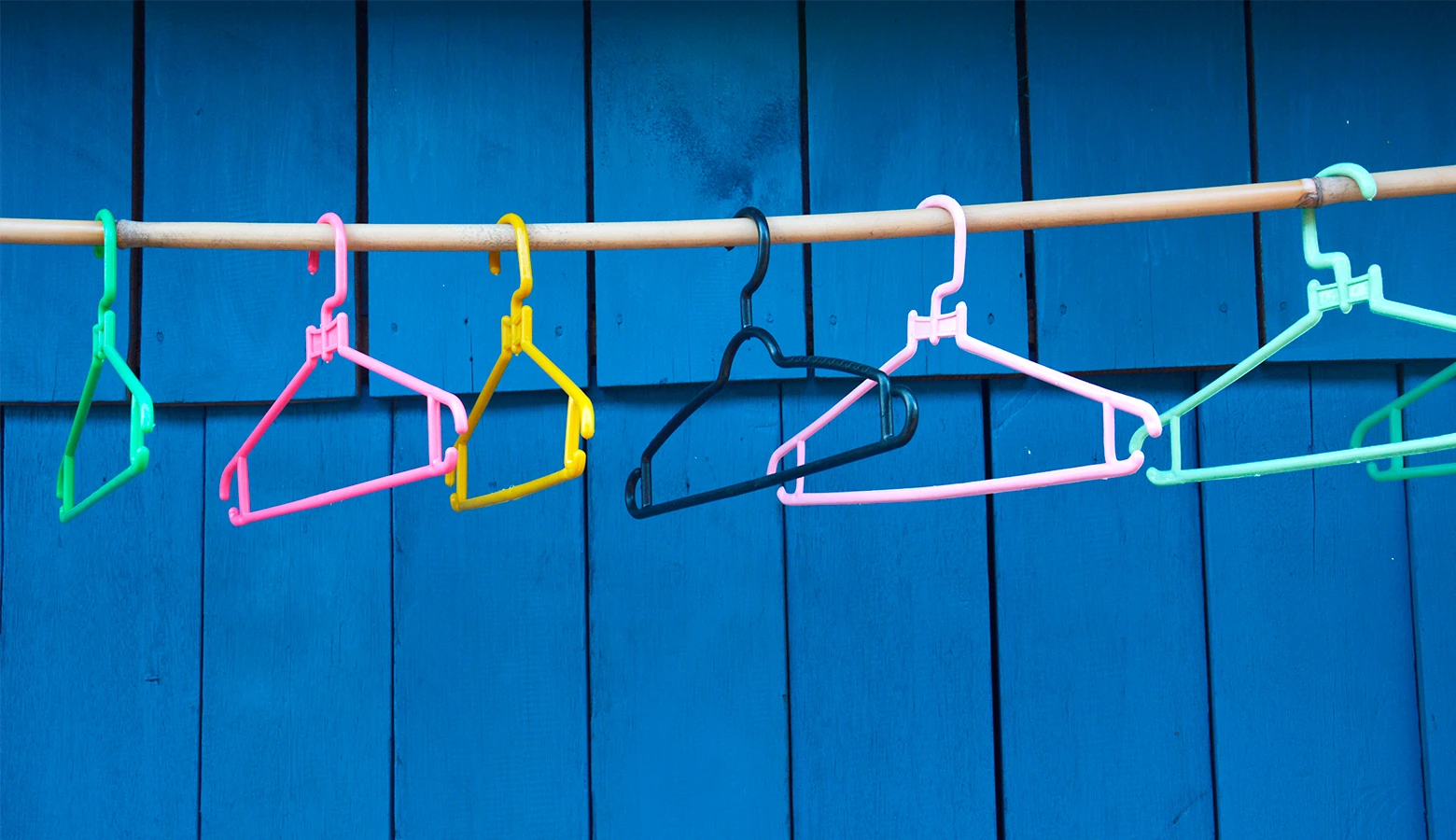 Foto: Kleiderstange mit sechs leeren Kleiderbügeln