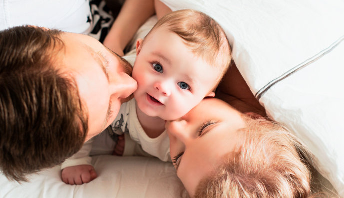 Foto: Ein Mann küsst ein Baby auf die Wange