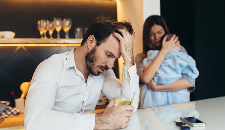 Ein trauriges junges Paar mit Schreibaby