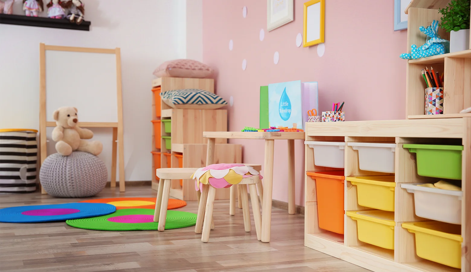Ein Kinderspielzimmer mit Holmöbeln und bunten Teppichen