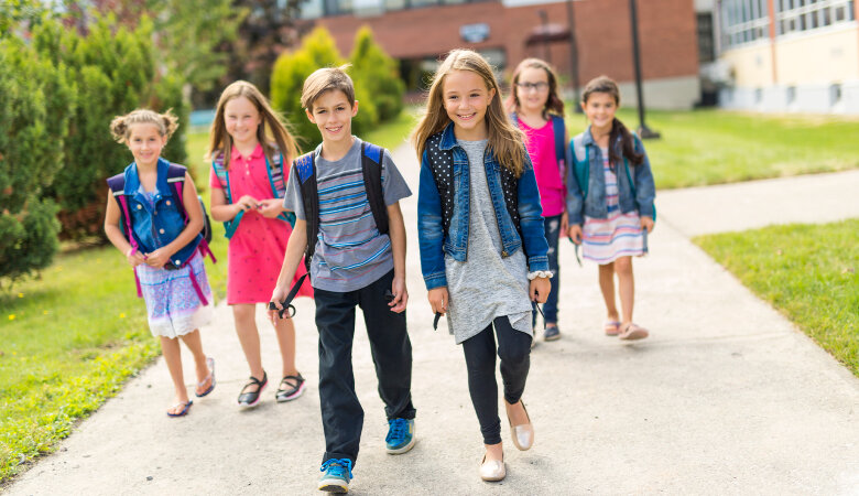 Foto: Sechs Kinder, auf dem Weg in den Hort.