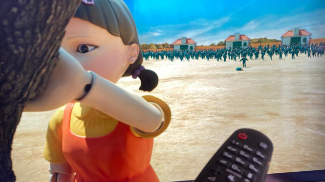 Bildschirm mit einer Filmszene der Serie Squid Games