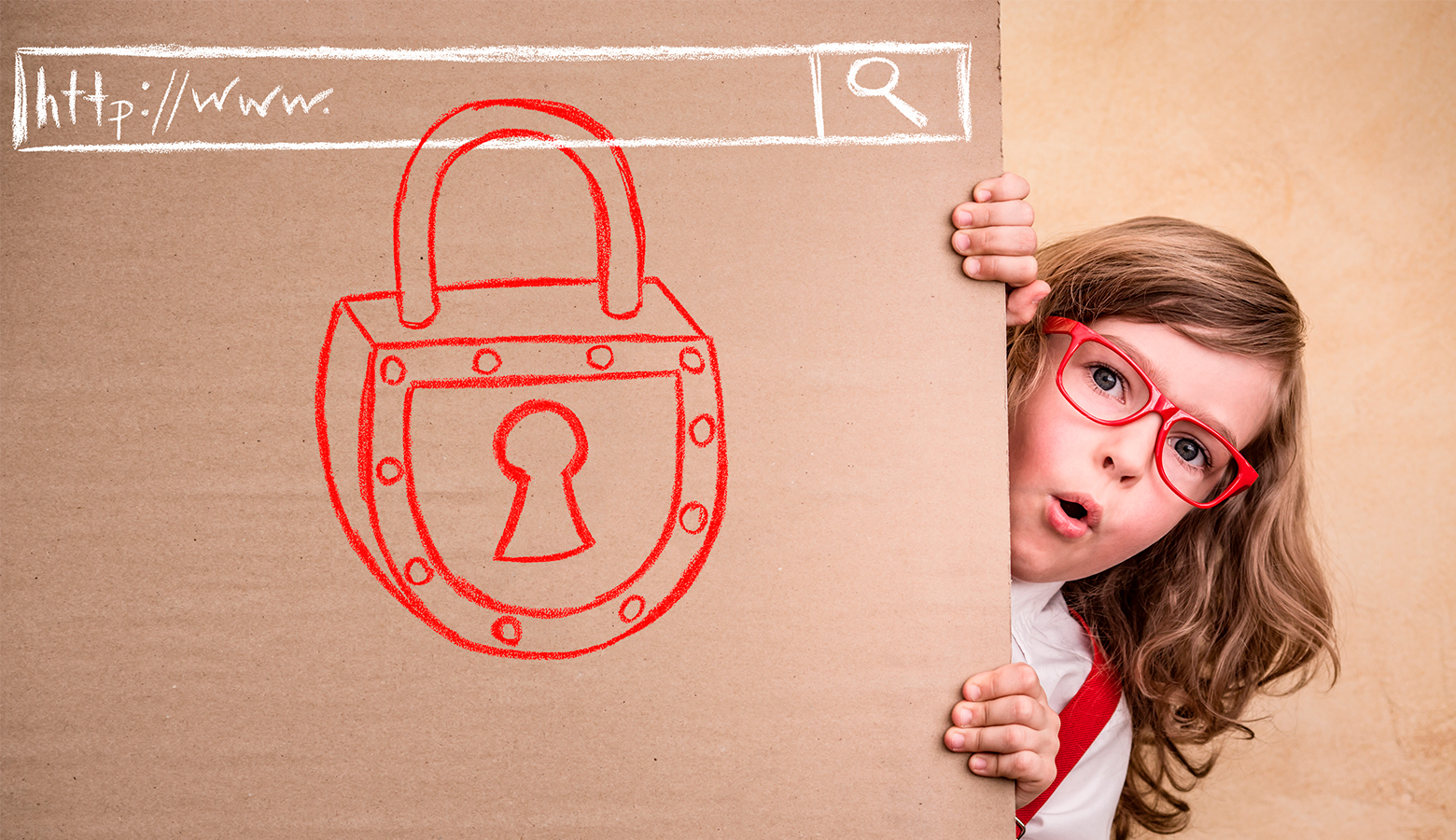 Foto: Kleines Mädchen schaut hinter einem Karton hervor. Auf dem Karton ist ein Sicherheitsschloss für das Internet gezeichnet.