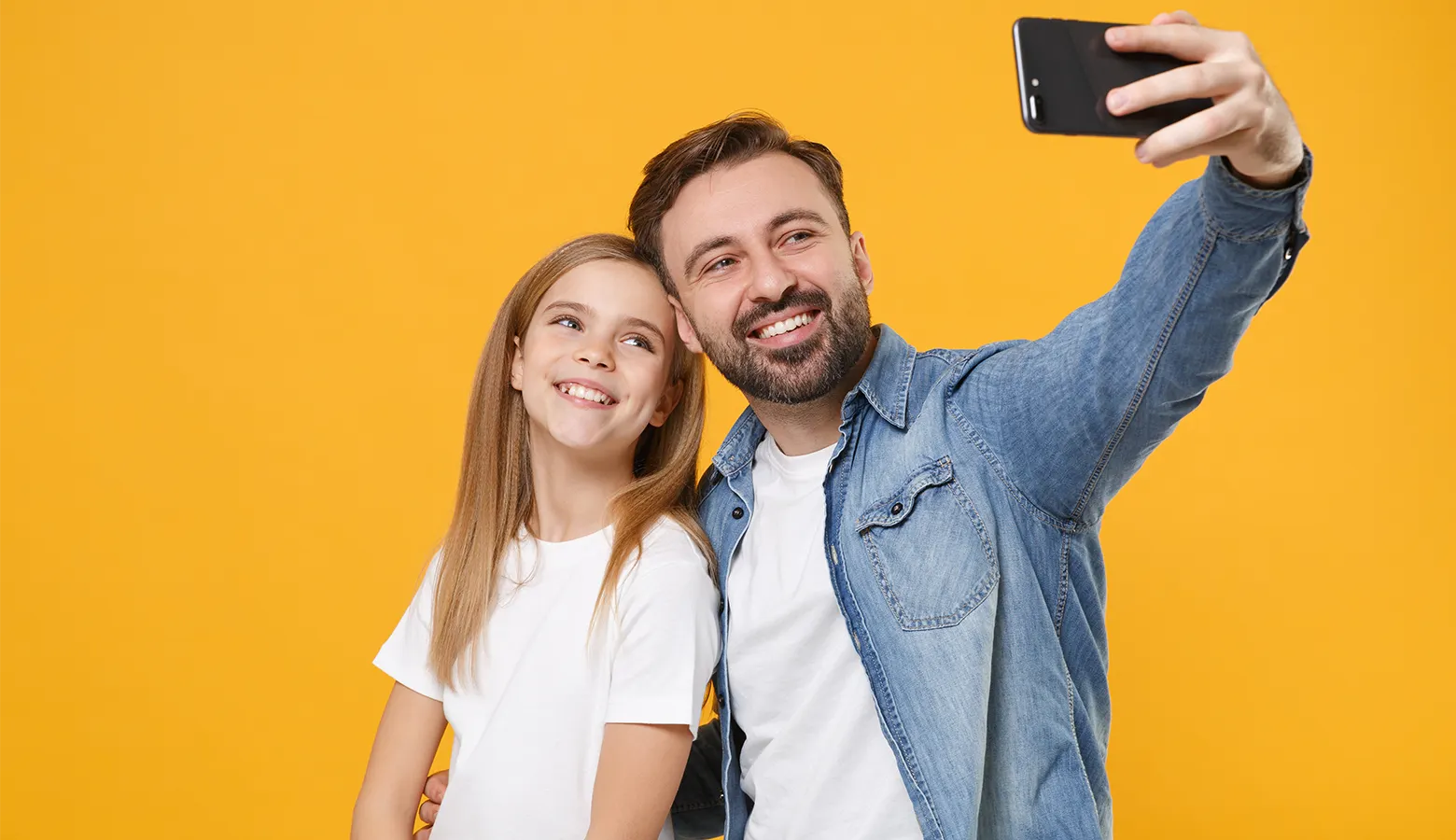 Mann und Maedchen machen ein Selfie von sich