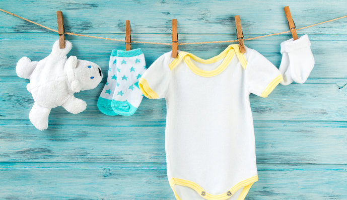 Foto: Wäscheleine, auf der Babybekleidung hängt
