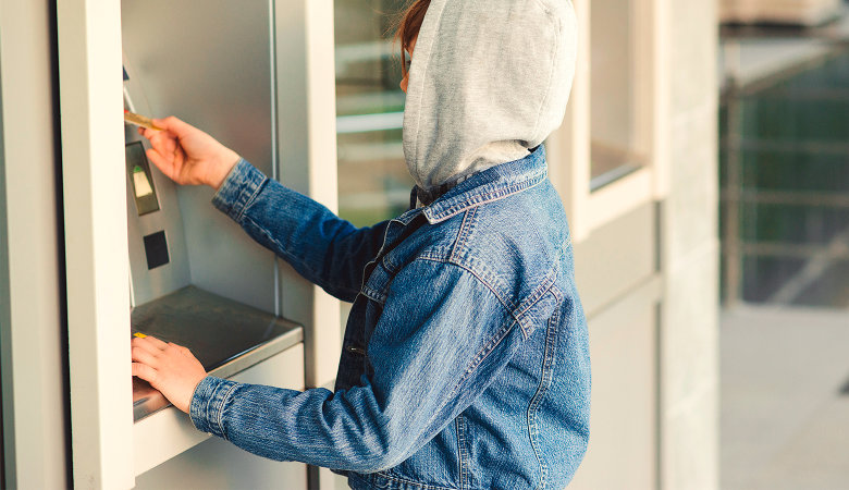 Foto: Junge zieht mit der Kreditkarte der Eltern unerlaubt Bargeld am Automaten