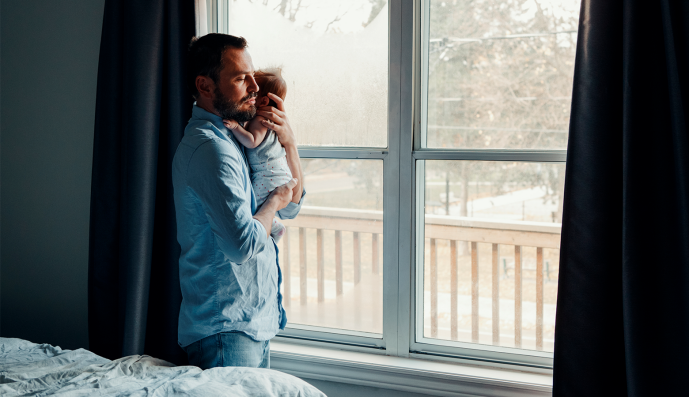 Foto: Vater hält sein Baby im Arm