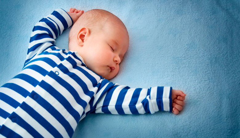 Foto: Baby schläft im Bett