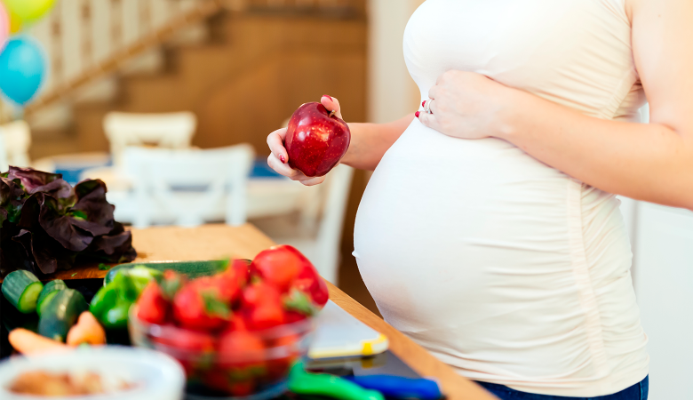 Foto: Schwangere, die gesundes Gemüse und Obst isst