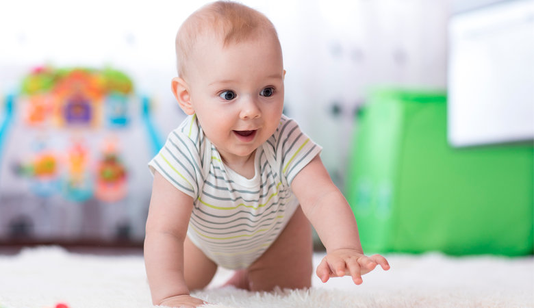 Foto: Baby krabbelt auf dem Teppichboden