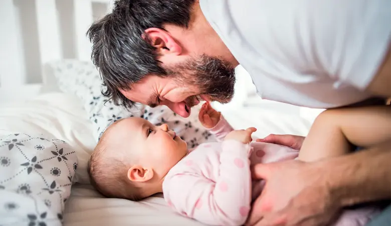 Foto: Vater kuschelt liebevoll mit seinem Baby